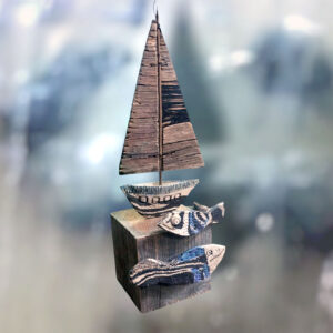 Maritime Deko „Segelboot & Fisch“ aus Altholz und Keramik – Unikat im Coastal-Look