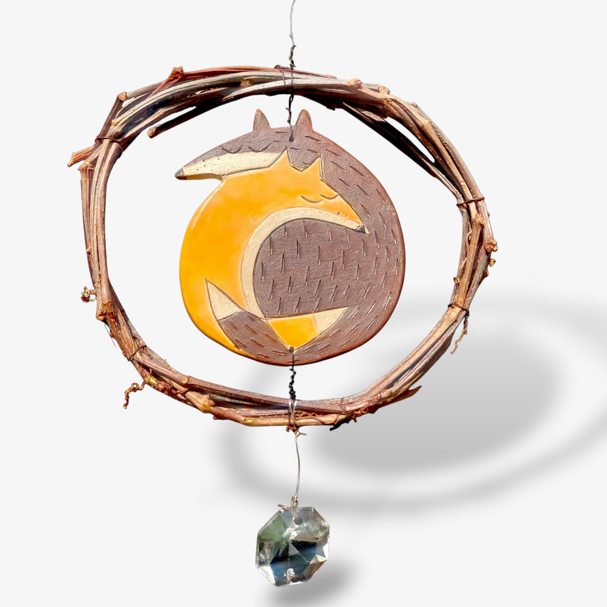 Keramisches Deko Mobile mit Fuchs-Motiv in warmen Farben, ideal für Fensterdekoration.