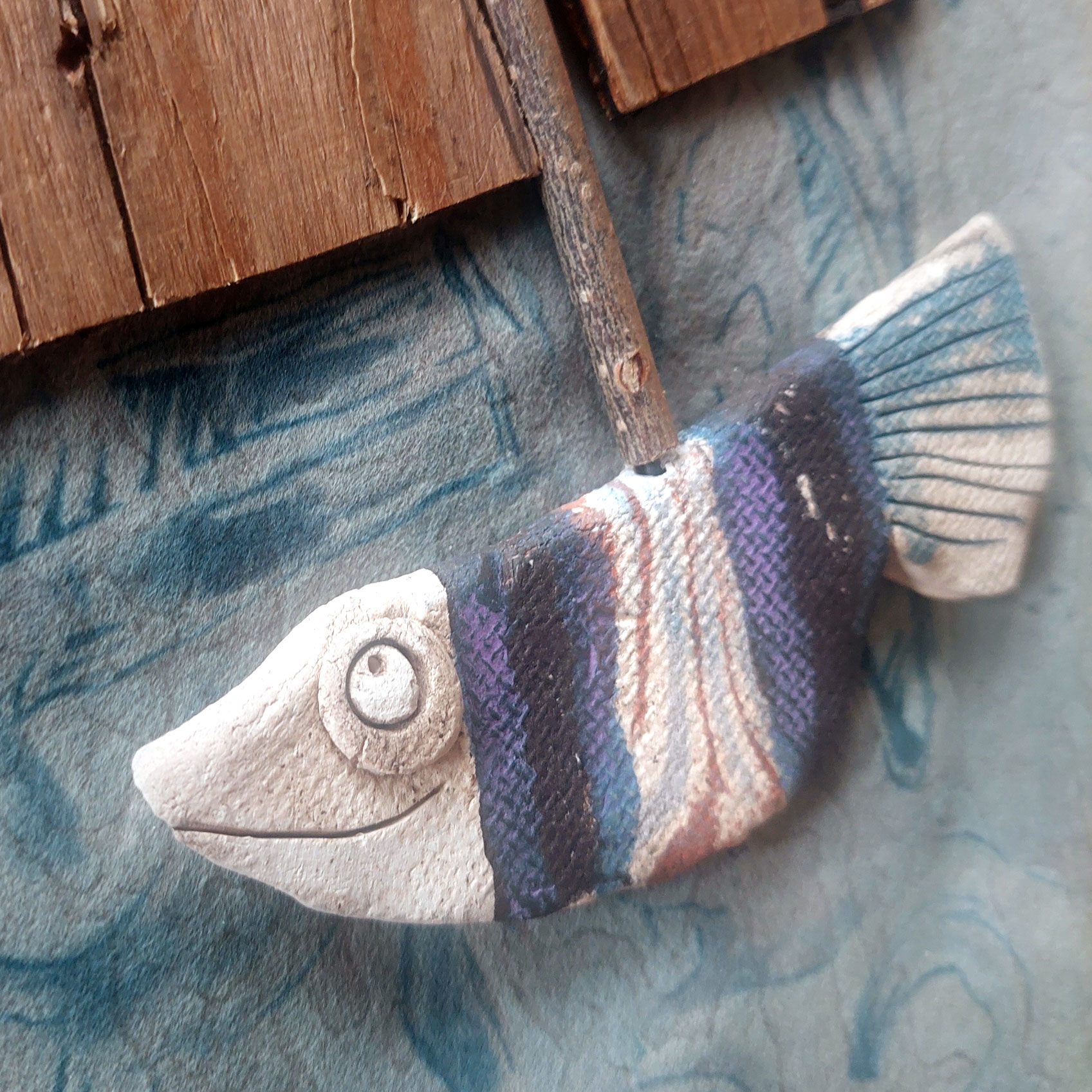 "Segelfisch" - maritime Deko - Altholz und Keramik – Unikat im Coastal-Look – Bild 4