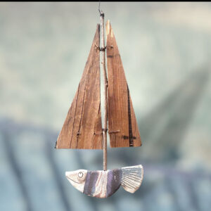 Handgefertigtes Holzboot mit Fischmotiv, ideal für maritime Dekoration im Garten oder Zuhause.