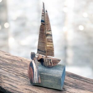Maritime Deko aus Altholz und Keramik: Ein handgefertigtes Segelboot mit Hundefigur als stilvolle Wohndekoration im Coastal-Look für Ihr Zuhause.