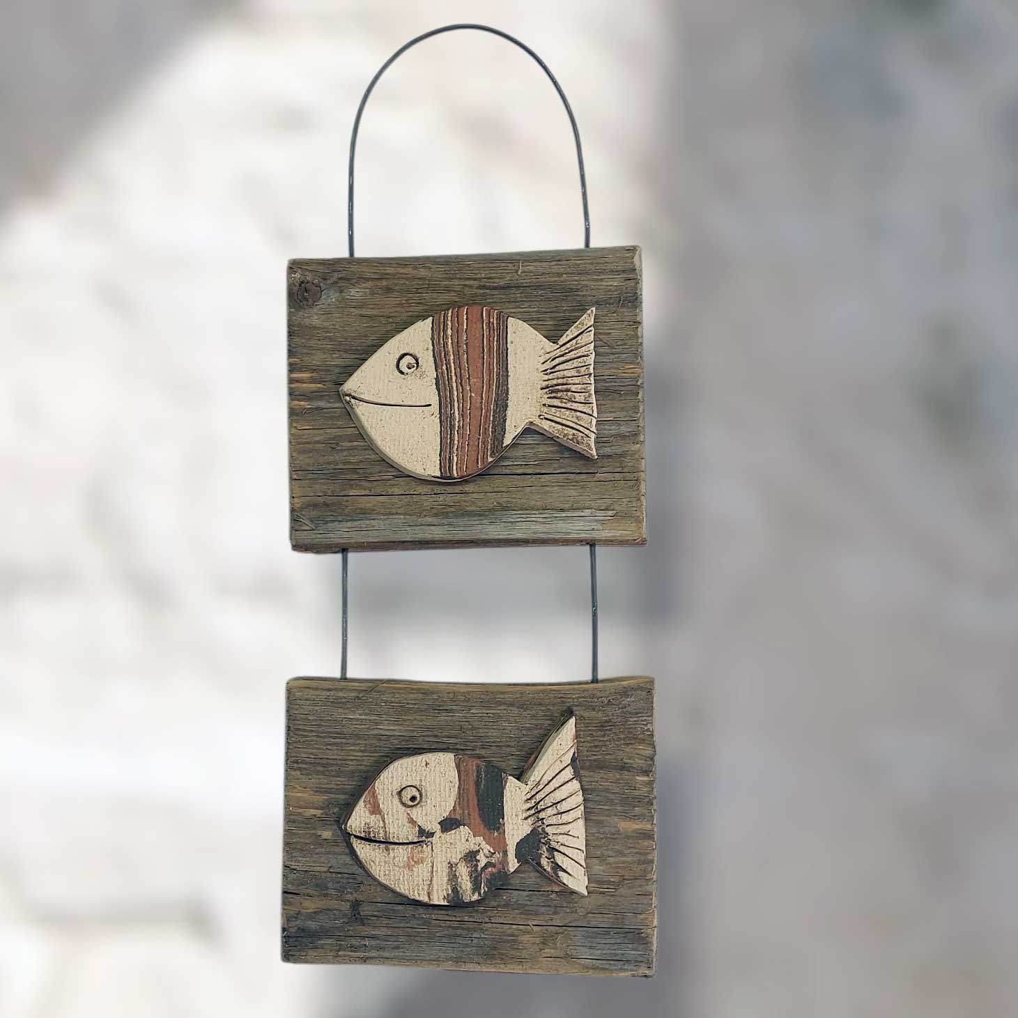Hängende Gartendekoration Fisch-Duo aus rustikalem Altholz und handgefertigten Keramikfischen als maritime Wanddekoration für Haus und Garten.