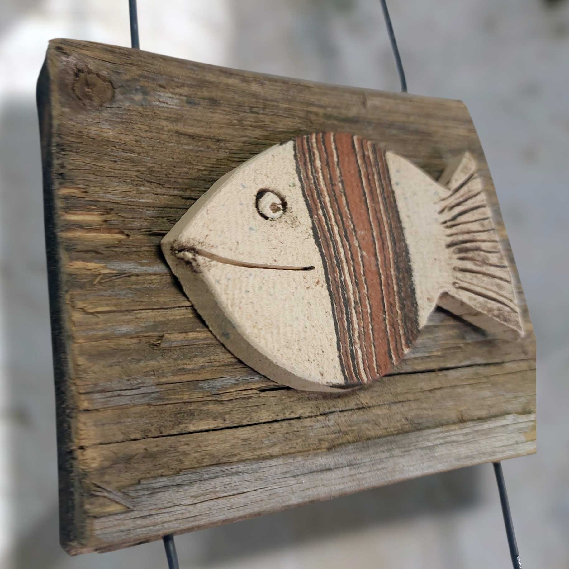 Hängende Gartendekoration Fisch-Duo aus rustikalem Altholz mit einem handgefertigten Keramikfisch in Beige und Braun für eine maritime Wanddeko.