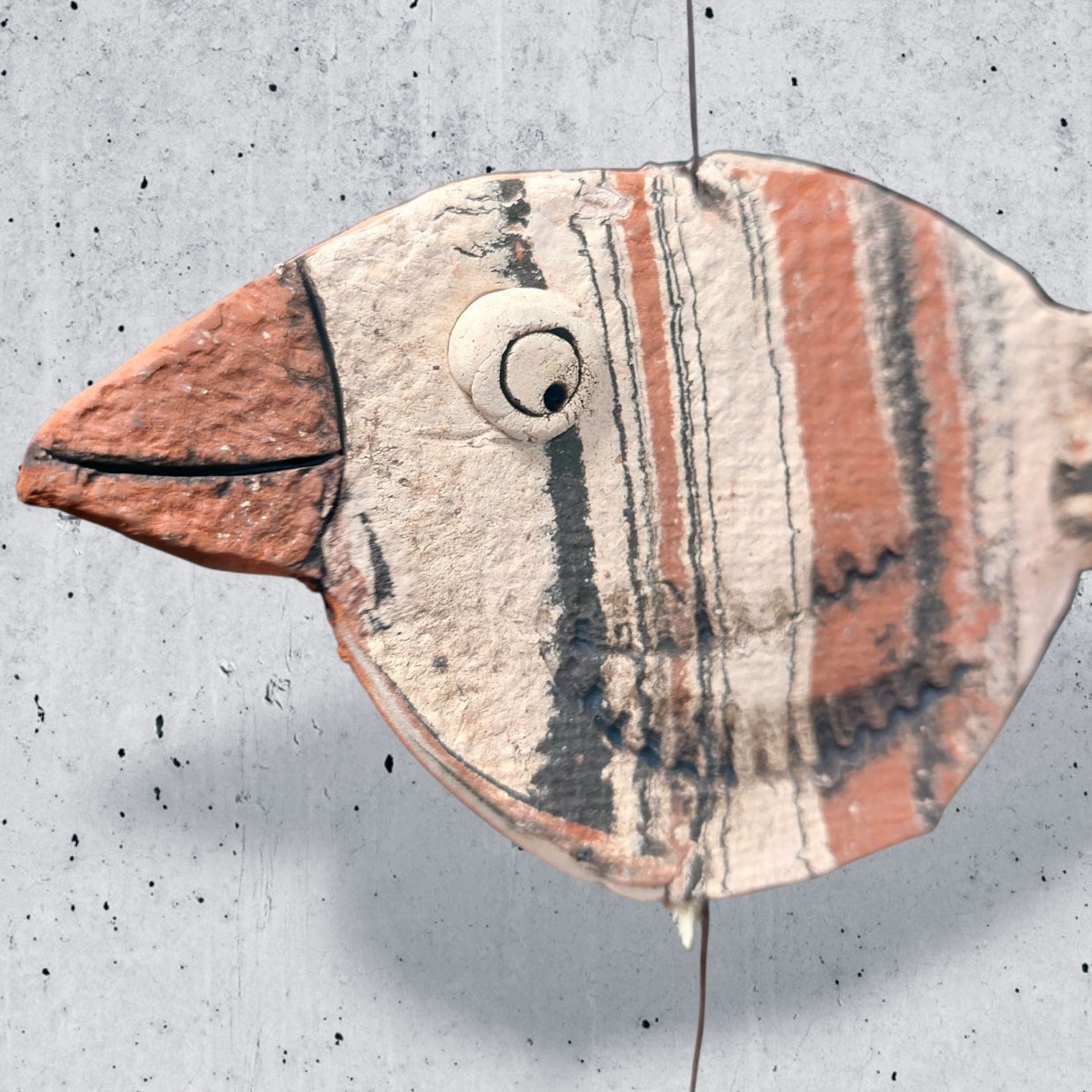 Handgefertigter Keramikvogel mit buntem Muster, ideal für Dekoration.