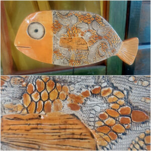 Handgearbeiteter Keramikfisch in Orange und Braun, beidseitig glasiert, dekorativ für Zuhause oder Garten.