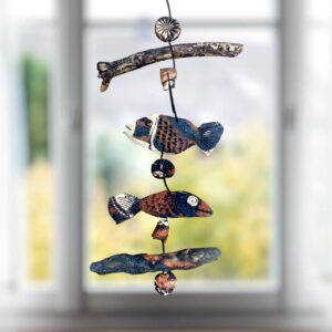 Maritimes Keramik-Mobile Fische mit Treibholz als handgefertigte Hängedekoration für ein maritimes Wohnambiente oder den Gartenbereich.