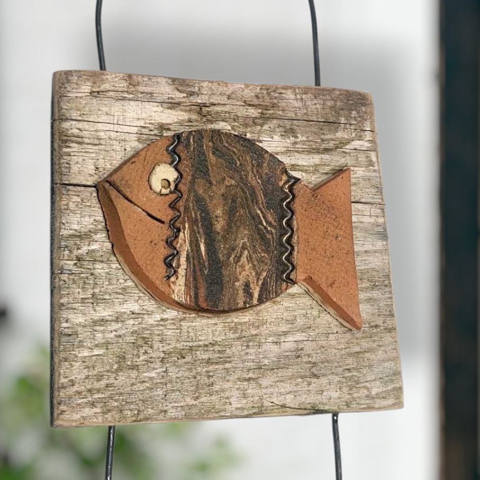 Hängende Wanddekoration mit einem Fisch aus Keramik auf rustikalem Altholz, ideal als maritime Dekoration für Haus und Garten handgefertigt.